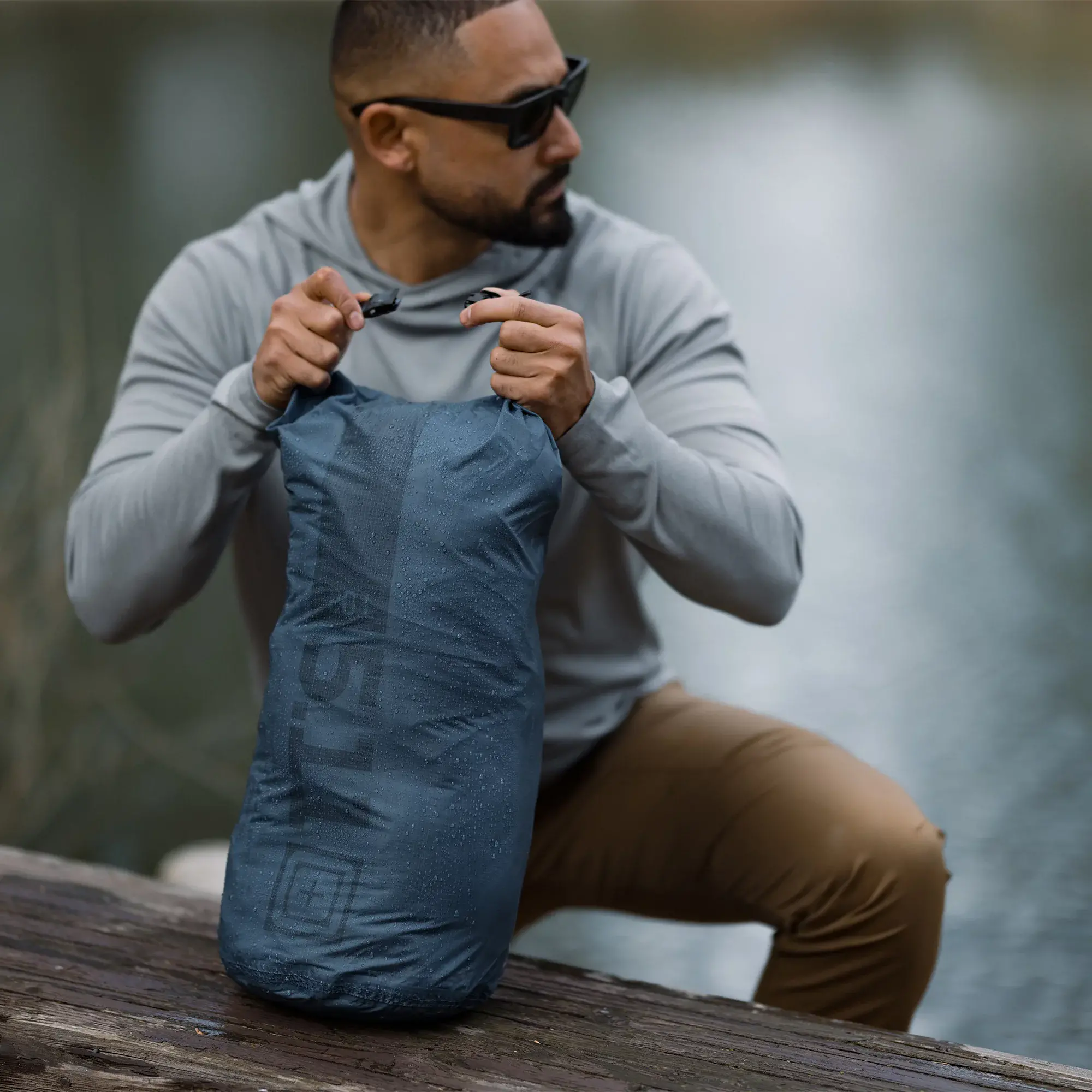 Водонепроницаемая сумка 5.11 Tactical® "Ultralight Dry Bag 20L" - военное снаряжение Darkskiff - фото 13 Водонепроницаемая сумка 5.11 Tactical® "Ultralight Dry Bag 20L" - тактическое снаряжение Darkskiff - фото 13