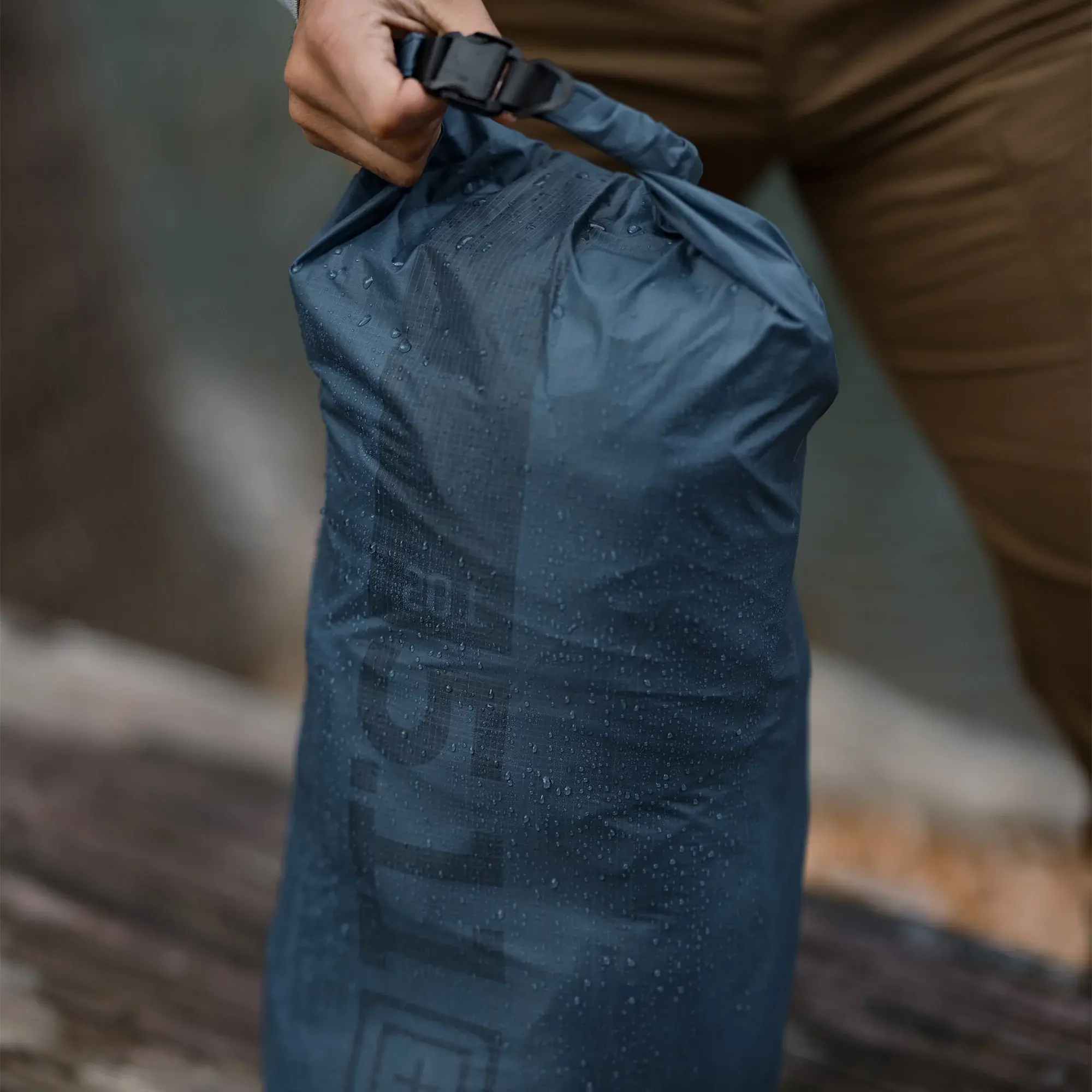 Водонепроницаемая сумка 5.11 Tactical® "Ultralight Dry Bag 20L" - военное снаряжение Darkskiff - фото 14 Водонепроницаемая сумка 5.11 Tactical® "Ultralight Dry Bag 20L" - тактическое снаряжение Darkskiff - фото 14